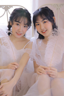 一男一女打扑克牌